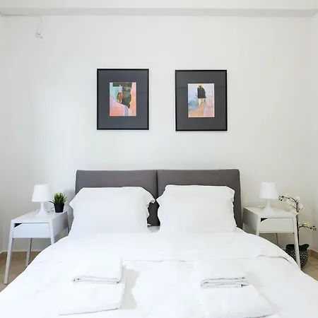 Two Bedroom Flat At Lycabettus Hill *